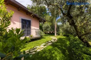 Villa Privata con Giardino e Piscina - Image 3