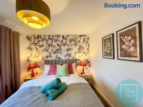 Stylish 3-Bedroom St Helens Home with Parking & Wi-Fi - Image 5