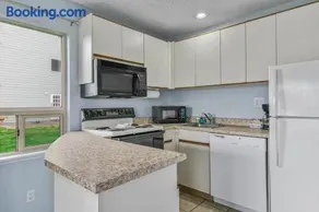2-Bedroom Family Suite - Pet-Friendly - Kitchen - Pool and Hot Tub - Image 3