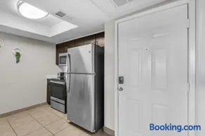 Coastal 1BR Retreat in Fort Lauderdale - Image 5