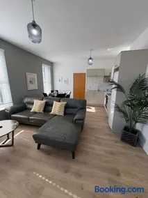 City Centre 2 bed Secure Parking near Station and Theatre - Image 2