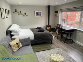 SPALDING - Self Contained Studio Double - An extra single bed can be provided - Image 3