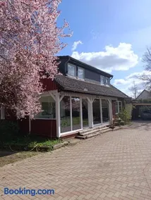 Helles Ferienhaus mit Kamin & idyllischen Garten - Image 1