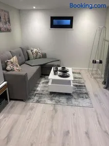 Garden Cabin - Sleeps 1 - Free Parking - Image 1