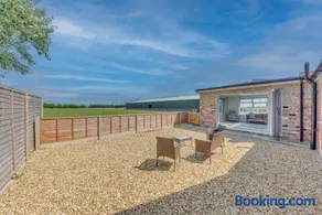 Luxury Cottage, Dog Friendly, Stunning Views, Private Garden - Image 3