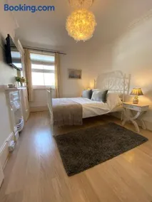 Deluxe Three Bed BnB in Henley-on-Thames near Station River & Town Centre - Image 2