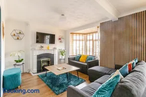 Beautiful 3 bedroom house with garden + Parking - Image 1