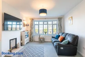 Port View House 3-Bedroom Self Catering Family Home with Garden Near Cardiff - Image 3