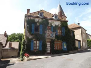 Charmant gîte près d'un château avec jardin, terrasse, parking et WiFi, à 14 km de Vichy - Image 1