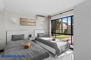 Luxury Living 2B2B in Southern Brisbane Parking - Image 1