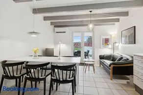 Holiday Apartment With Sea View - Image 5