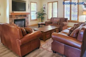 Modern Mountain Lodge with Private Hot Tub Shared Pool & Gym - Image 3