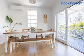 Charming Beach Cottage - Stroll to Cafes, Beach & Creek - Image 3
