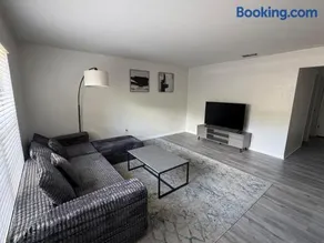 2BR 2BA Apartment located minutes from UF & Shands - Image 2