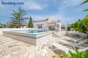 Villa avec jardin, piscine privée et terrasse | Vue jardin - Image 2