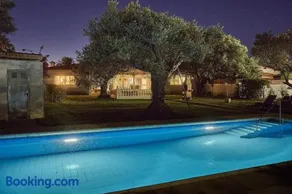 Villa with great garden and pool - Image 4