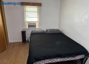 Private 1-bed house convenient to NYC bus and train - Image 3