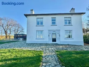 Luxury coastal retreat with sea views - Image 3