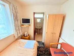 Hylands Hotel Single Room with Shared Bathroom & Free Parking - Image 3