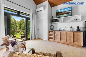 Sweet Caroline at Salt Farm - Waterfront king suite with ocean access, balcony, WiFi, and AC - Image 2