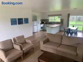 Spacious, Modern & Central - Image 4