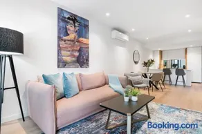 Bright and Stylish 1BR Apt w Balcony, Wi-Fi and Desk - Image 1