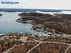 Fox's Den Your Lakefront Escape with Dock and Stunning Views - Image 2