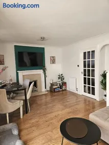 Modern 3-Bed Detached House with a Double Driveway, Free Wi-Fi, Garden with Playground and BBQ - Image 3