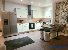 2 Bed Flat - Close to airport & station - Image 3