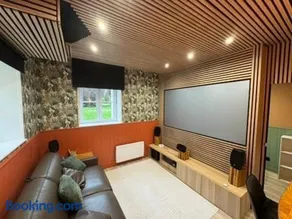 Séjour Château Moderne avec Cinéma - Image 1