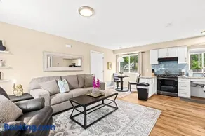 1st Floor 1BR Flat, King Bed, End Unit - Image 1