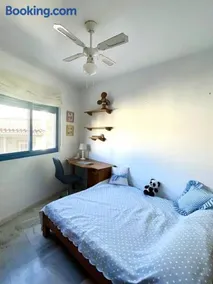 Sunny 2-bedroom apartment with sea view - Image 4