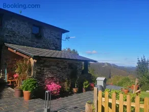 Casa de piedra en pequeña aldea de Ortigueira - Image 1
