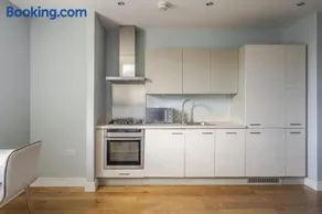 Luxury Private House, Sky TV, Netflix & Free Parking - Image 3