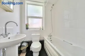 Pet-Friendly 2-Bed Suite, Sleeps 7, Free Parking, 30 days 10 percent off - Image 4
