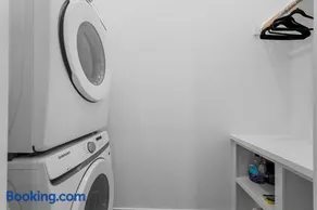 Pet-Friendly 2br L Private Baths L Stylish Stay - Image 5