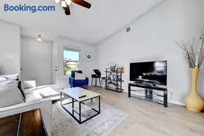South Austin Retreat Pet-Friendly Townhouse - Image 5