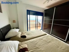 Sunny 2-bedroom apartment with sea view - Image 3