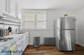 Cozy&Spacious 6Br home in Newton - Image 2