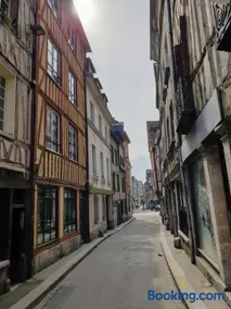 Maison Ancienne Rouennaise 3 étages avec Parking gratuit - Image 2