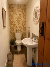 Stunning 1 bed annexe in a Victorian House - Image 5