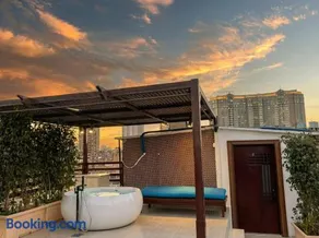 Downtown Private Studio | Rooftop Jacuzzi & Views - Image 2