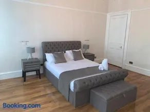 WEST END - Stunning, spacious, 3 bedroom, main door flat with private parking - Image 2