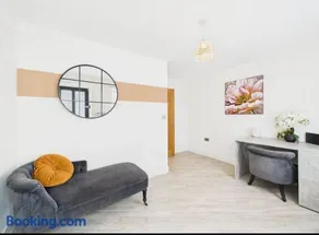 Elegant 3-Bed Near Station, Pantiles & Calverley - Image 2