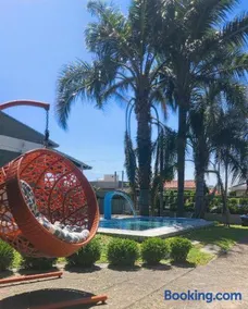 Exclusividade Piscina com Hidromassagem e Cascata Infraestrutura completa Churrasqueira com espetos Empresto cadeiras de praia e coller Casa completa Poucas datas restantes - Image 3