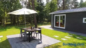 Chalet de Bosrand 404, unieke rustige plek met veel privacy aan de bosrand van vakantiepark op de Veluwe - Image 1