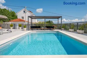 Villa Magnolia I Heated Pool & Hot Tub near Omiš, 10 Guests - Image 4