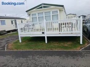 Willerby Delux - Holiday Home by the Sea - close to the Entertainment Complex-bedding, towels & wifi Included! - Image 1