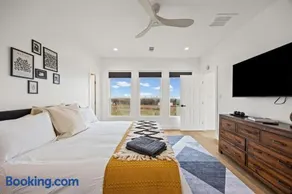 The Iron Cactus 10 acres villa near Austin w Sauna and Pool table - Image 2