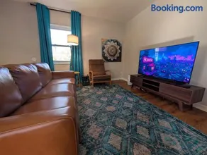 Cozy 2BR Stay Kitchen & Laundry - Image 2